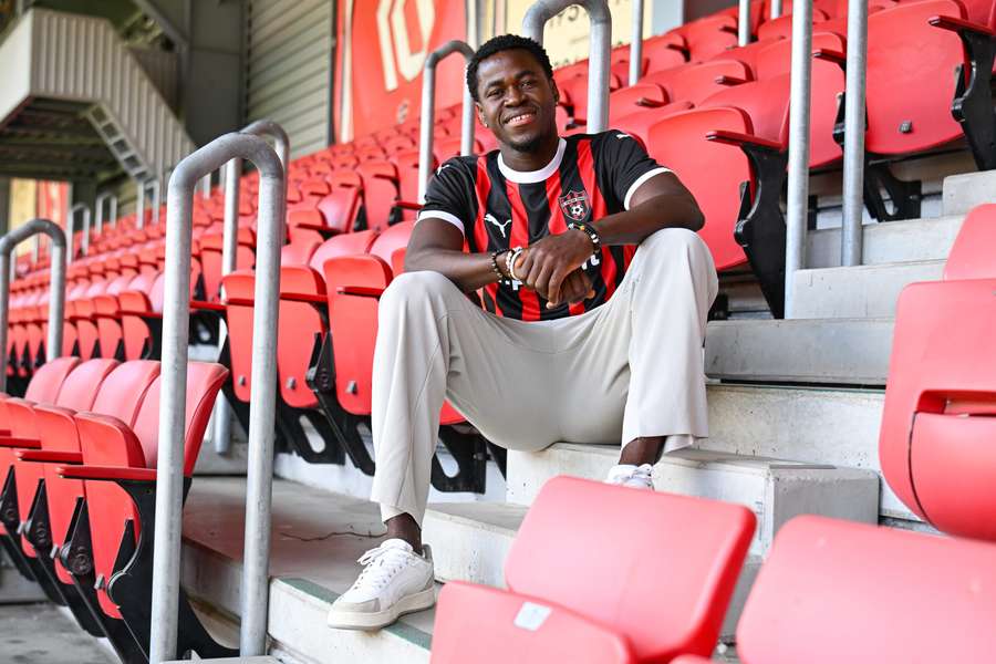 Mensah pózuje na tribúne Štadióna Antona Malatinského. Mensah pózuje na tribúne Štadióna Antona Malatinského.