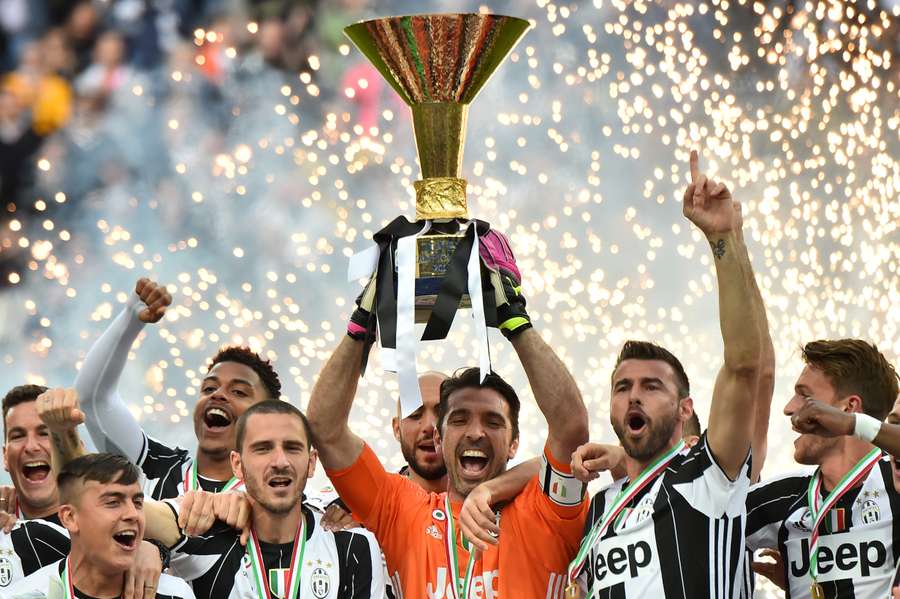 Bramkarz Juventusu Gianluigi Buffon (C) i piłkarze Juventusu świętują zdobycie tytułu Serie A w 2016 r.