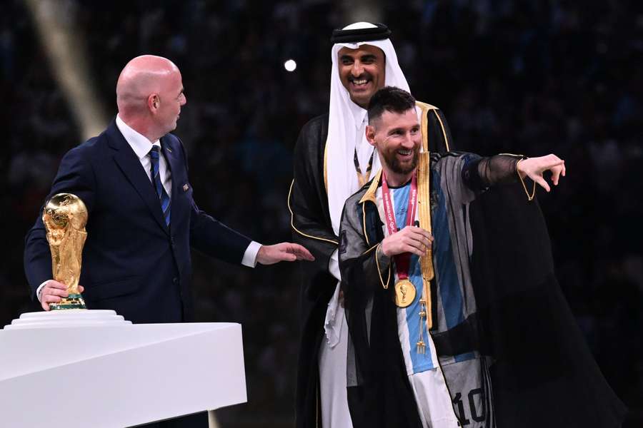 Messi met bisht. Op de achtergrond emir Tamim bin Hamad Al Thani