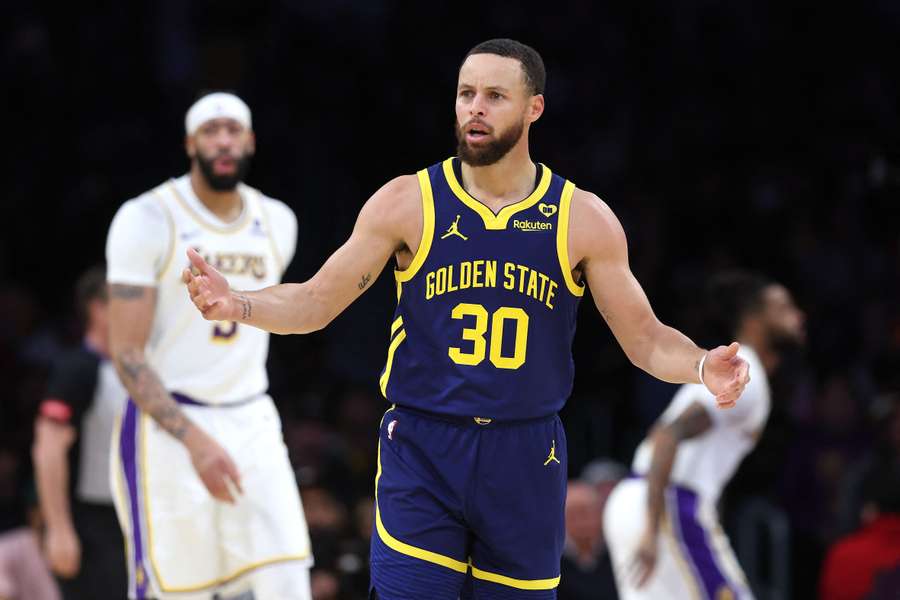 Stephen Curry van de Golden State Warriors reageert op een overtreding tijdens de eerste helft tegen de LA Lakers