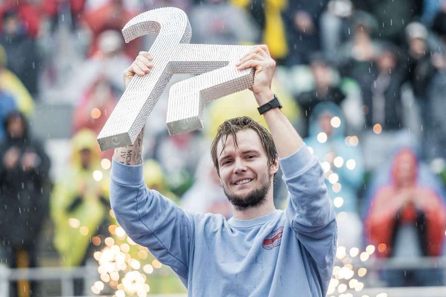 Bublik celebra con su trofeo en Kitzbuhel