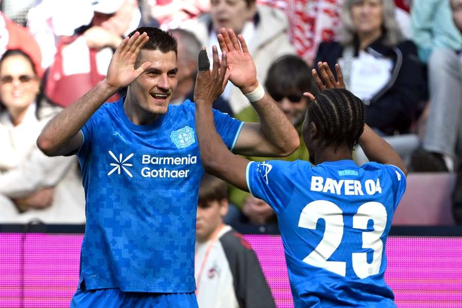 Schick dvěma góly řídil triumf Leverkusenu.