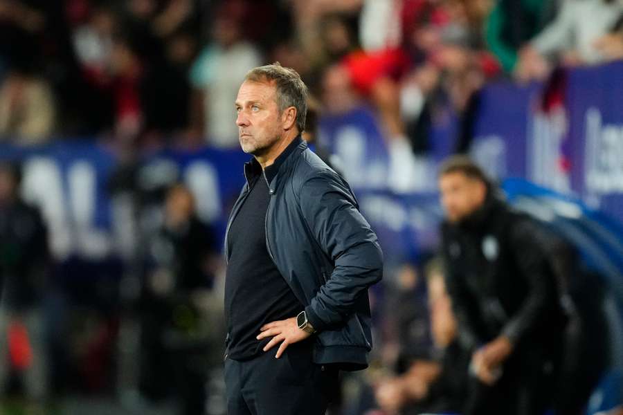 Hansi Flick durante o jogo Osasuna-Barcelona