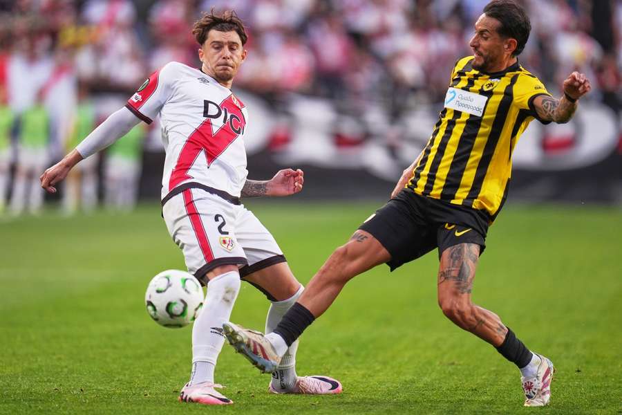 Andrei Rațiu în duel cu Roberto Pereyra de la AEK