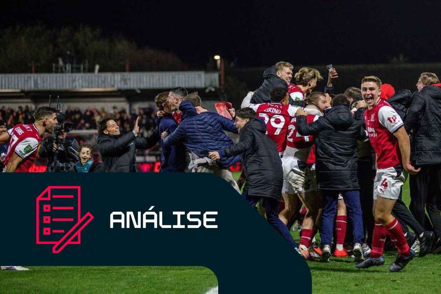 O Fleetwood Town celebra com os seus adeptos a vitória no desempate por penáltis frente ao Arsenal O Fleetwood Town celebra com os seus adeptos a vitória no desempate por penáltis frente ao Arsenal