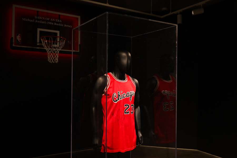 Koszulka Michaela Jordana z drużyny Chicago Bulls z sezonu 1984–1985 w nowojorskiej galerii Sotheby’s, 21 marca 2025 roku. Koszulka Michaela Jordana z drużyny Chicago Bulls z sezonu 1984–1985 w nowojorskiej galerii Sotheby’s, 21 marca 2025 roku.