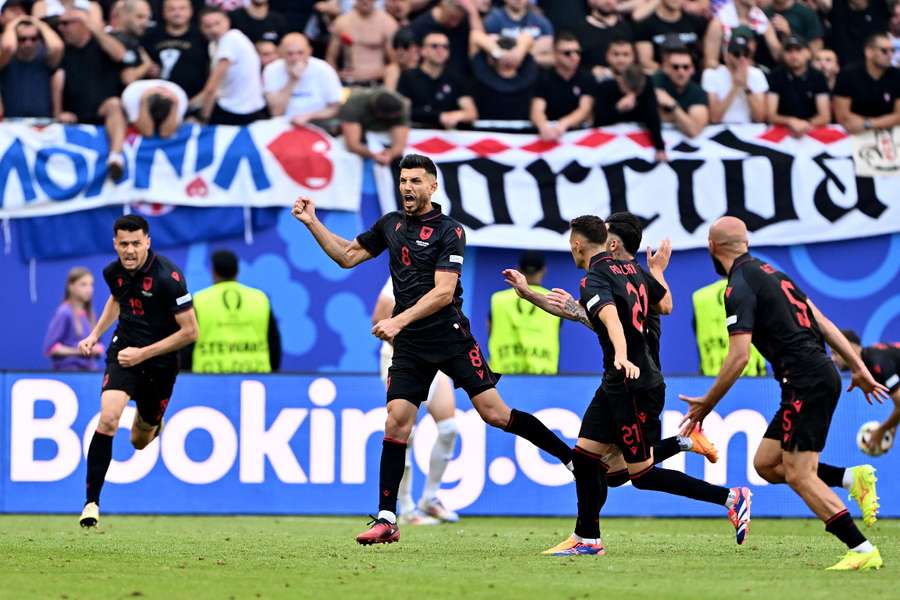 Los jugadores de Albania celebran el empate ante Croacia