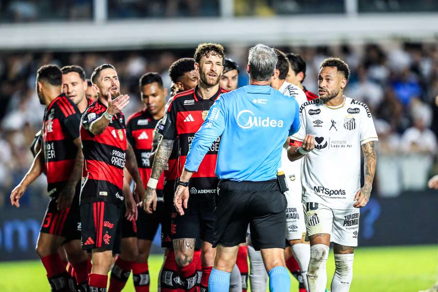 Arbitragem de Daronco foi bastante questionada pelo Flamengo Arbitragem de Daronco foi bastante questionada pelo Flamengo