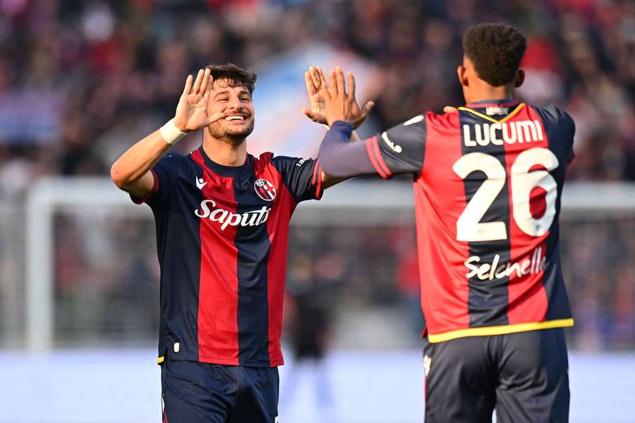 Riccardo Orsolini esulta dopo il gol segnato al Cagliari