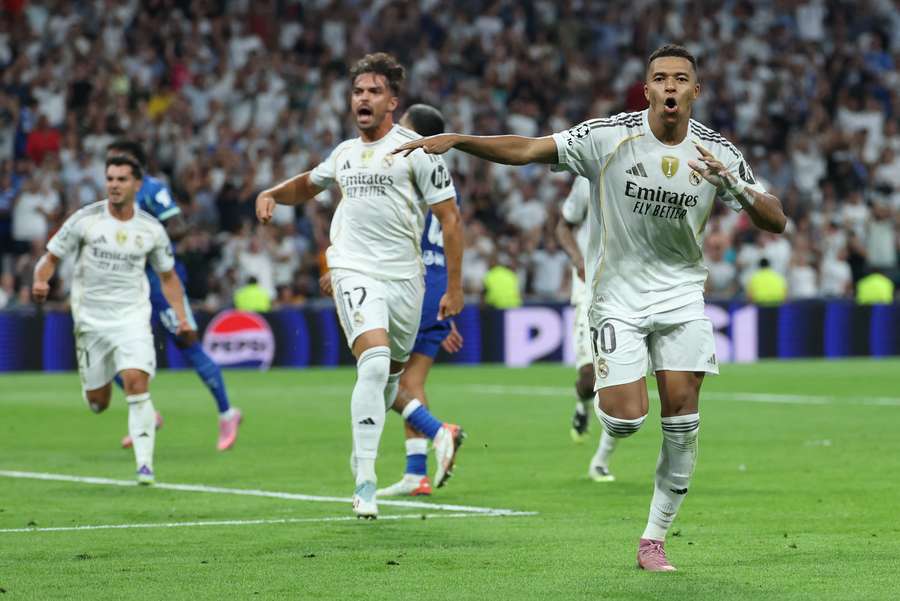 Mbappé marcó un doblete