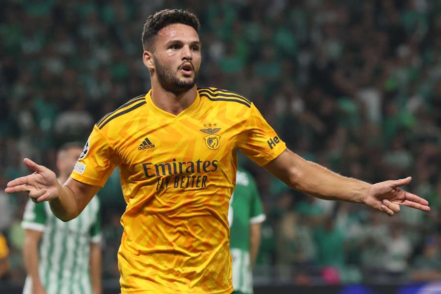 Gonçalo Ramos marcou o primeiro golo da goleada do Benfica contra o Maccabi Haifa