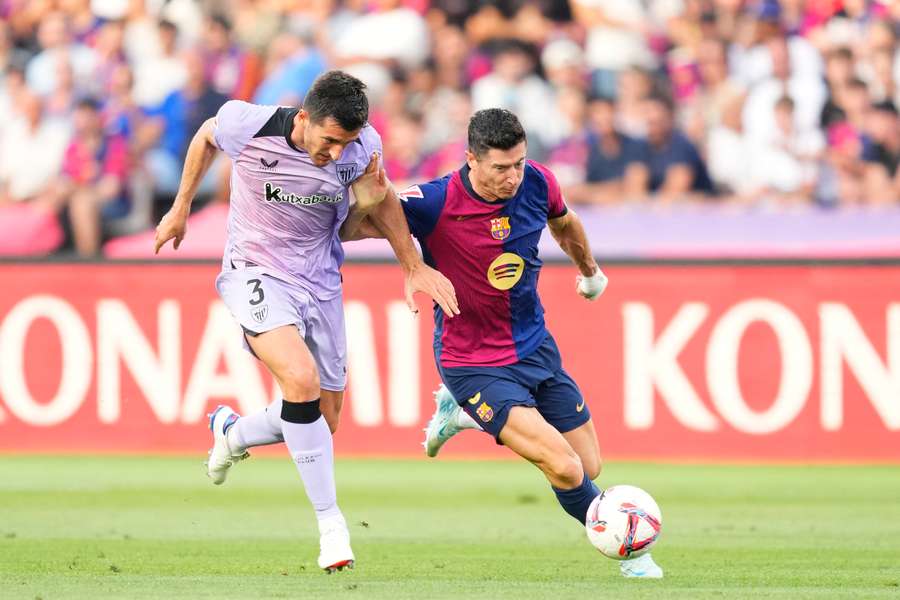 Vivian intenta frenar a Lewandowski Vivian intenta frenar a Lewandowski