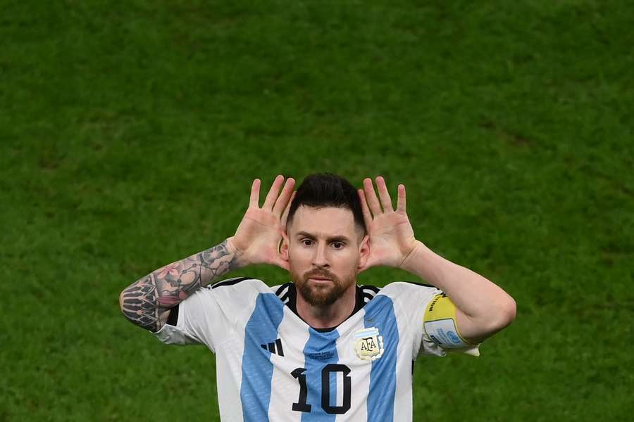 Messi le dedicó a Van Gaal su gol con este gesto.