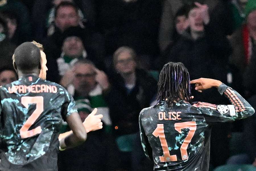 Michael Olise célébrant son top but face au Celtic.