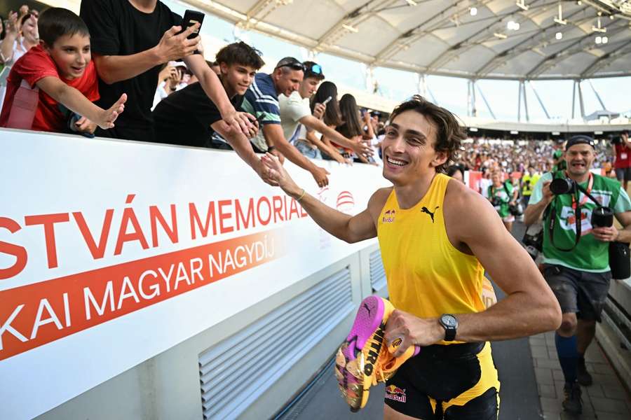 Duplantis lässt sich von den Fans in Budapest feiern