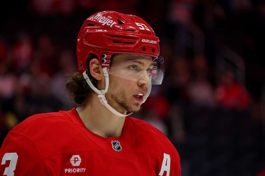 Moritz Seider kommt als gestandener NHL-Verteidiger zum DEB-Team.