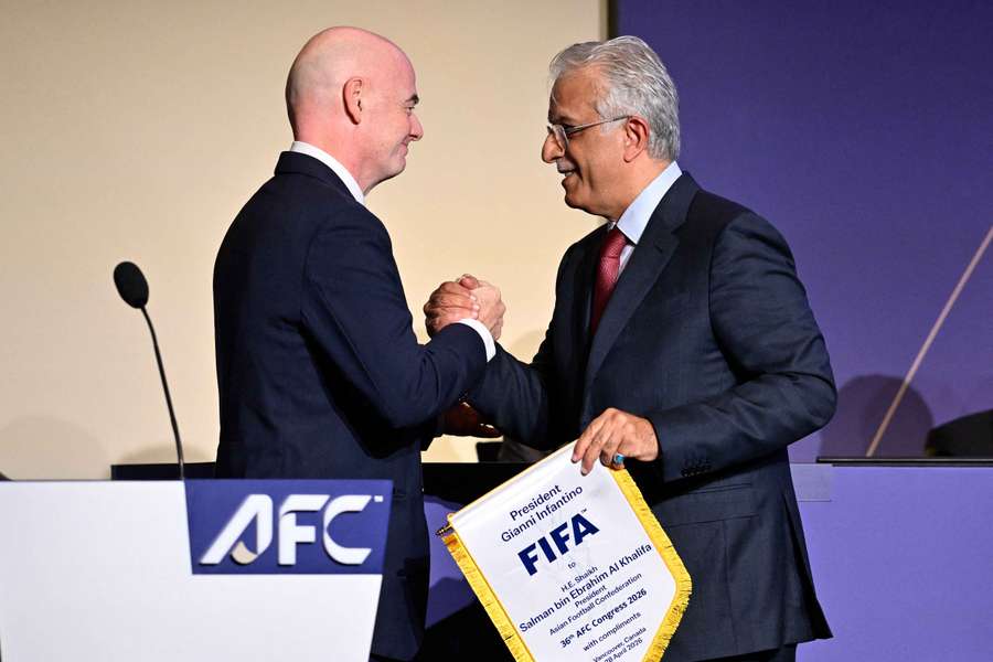 Gianni Infantino e Salman bin Ibrahim Al Khalifa