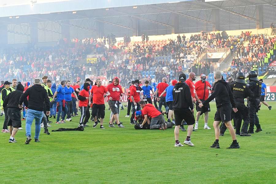 Et kæmpe slagsmål brød ud mellem de to holds fans efter den tjekkiske cupfinale