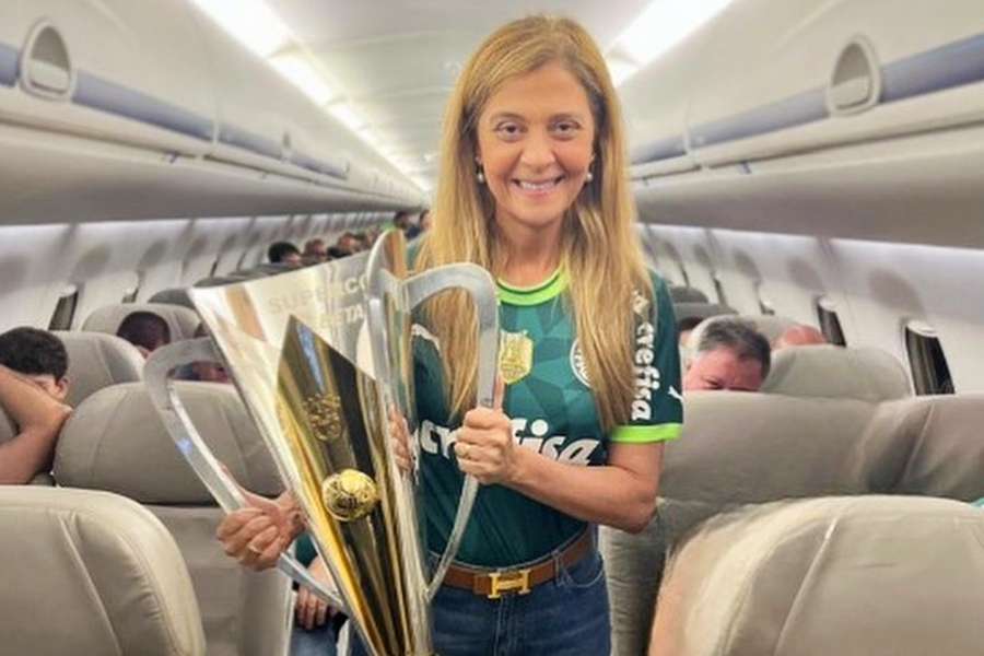 A empresária e presidente do Palmeiras em avião fretado após título da Supercopa