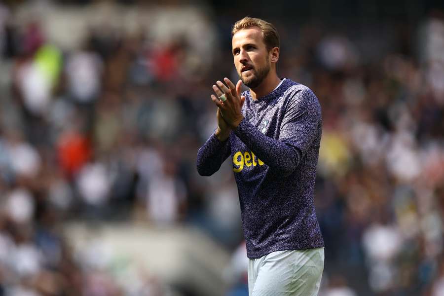 Harry Kane saluta il suo pubblico