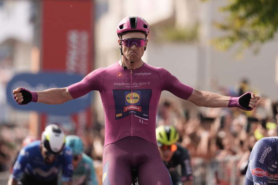 Jonathan Milan heeft zijn tweede ritzege geboekt in de Giro d'Italia