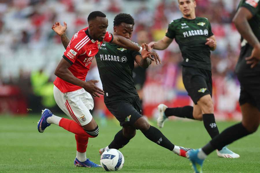 Lukebakio disputa a bola com Nile John