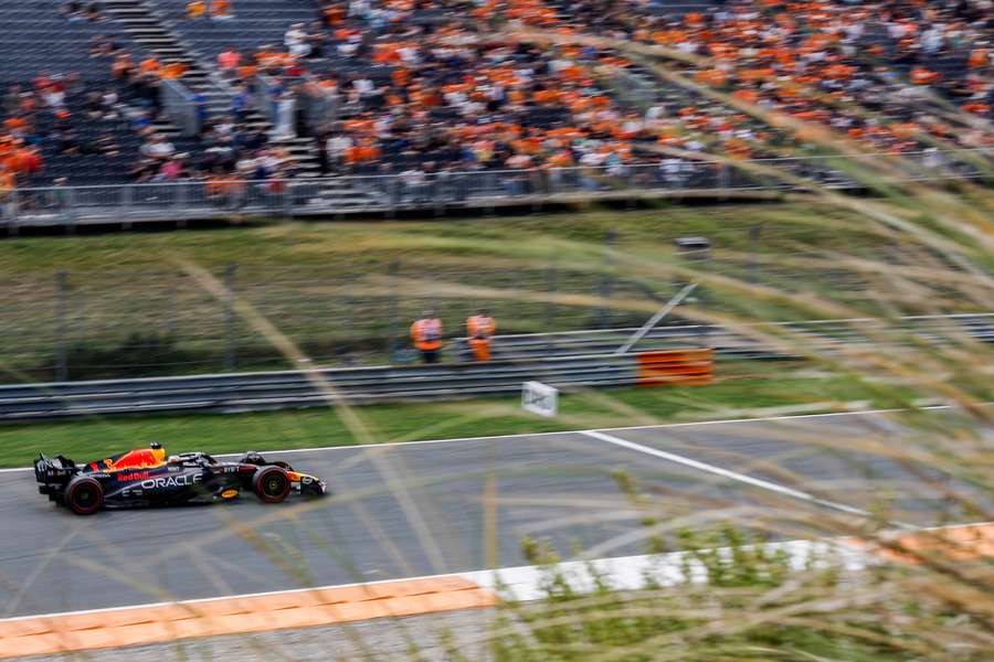 Verstappen racet door de duinen van Zandvoort