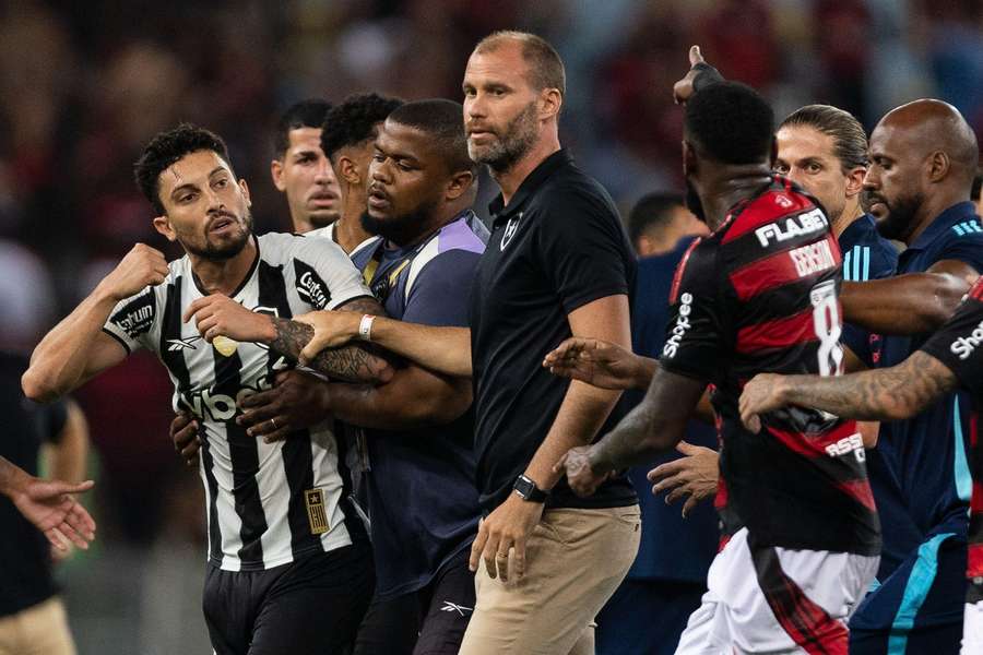 Jogadores de Flamengo e Botafogo entraram em conflito
