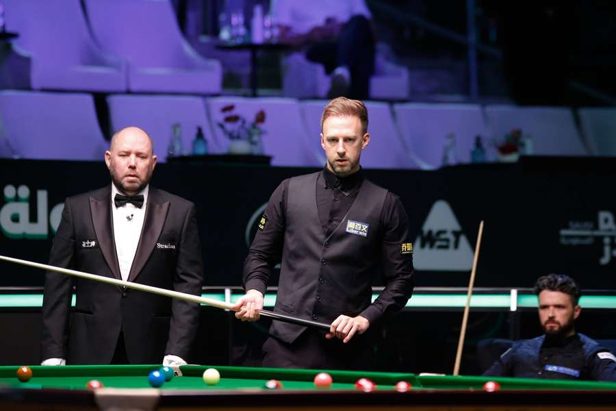 Judd Trump (m.) am Tisch gegen Oliver Lines (hinten rechts).
