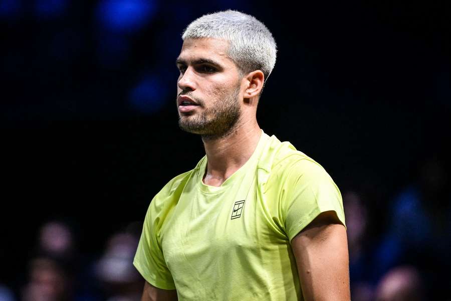 Carlos Alcaraz odehraje první zápas po krachu v Paříži. Carlos Alcaraz odehraje první zápas po krachu v Paříži.