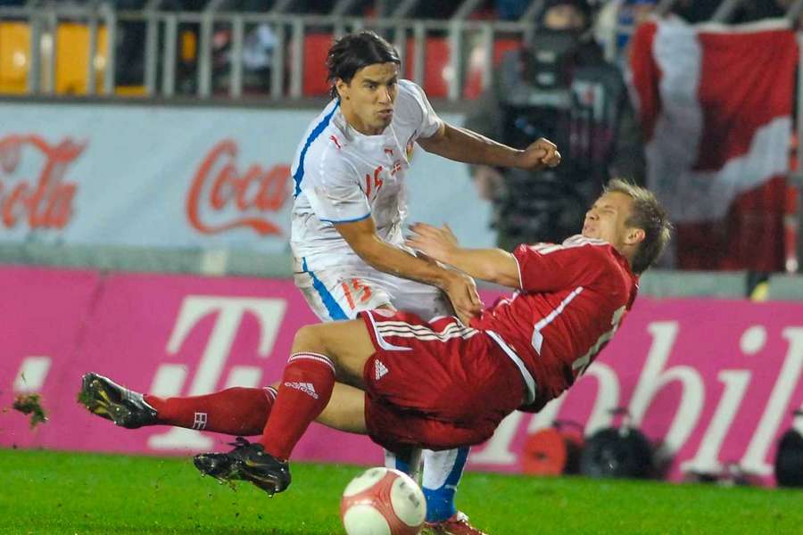 Dänemarks Martin Albrechtsen im Duell mit Milan Baros bei der EURO 2004