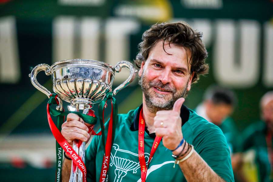 Edo Bosch com a Taça de Portugal