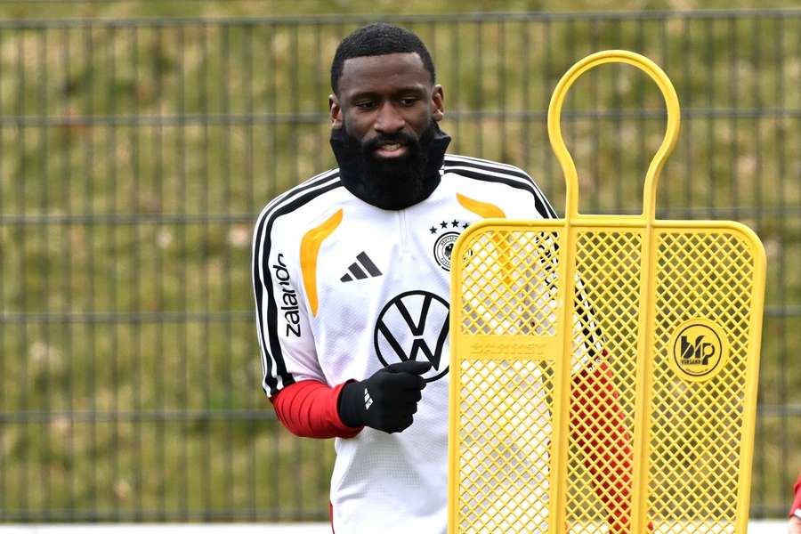 Antonio Rüdger muss sich mit der Reservistenrolle begnügen.