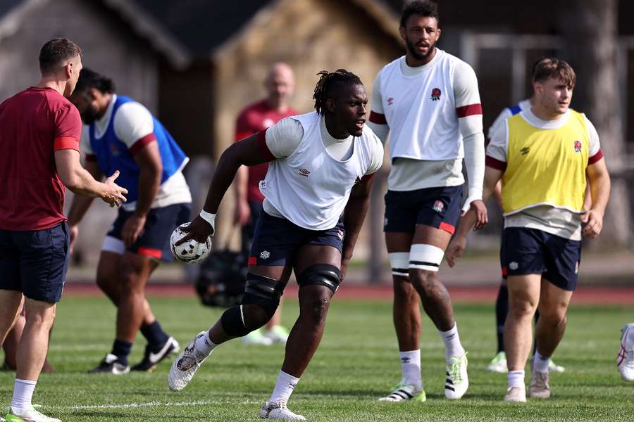 England lock Maro Itoje (C) attends a training session