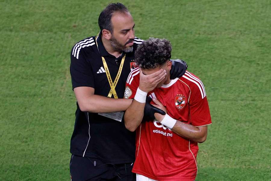 Ashour se emocionó hasta las lágrimas al abandonar el campo en la primera parte