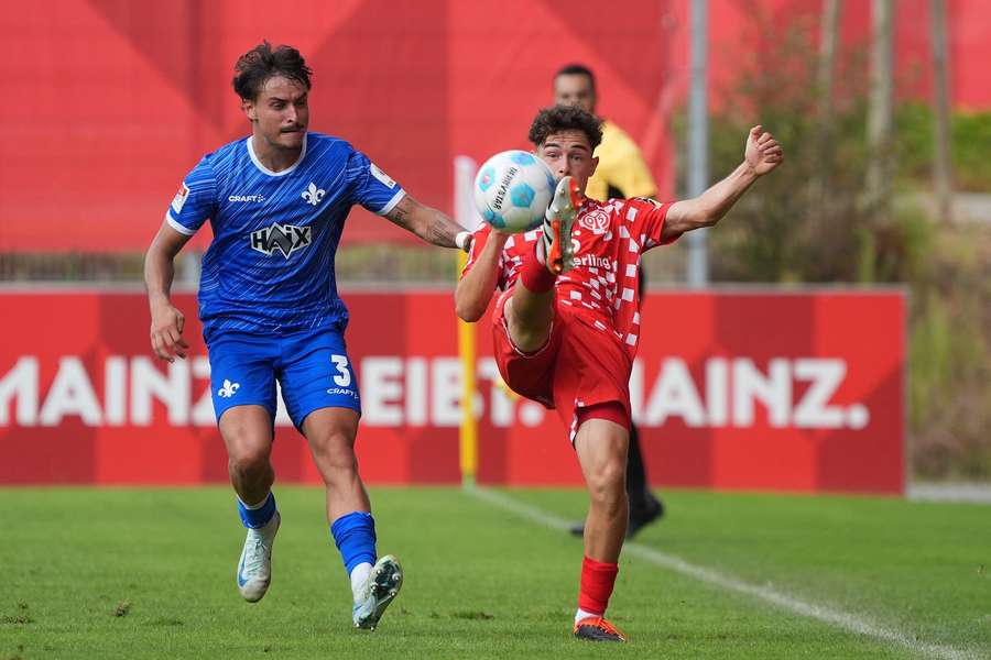 Justus Götze (r.) im Zweikampf mit Guille Bueno (l.)