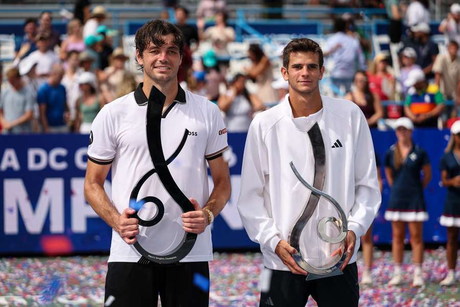 Taylor Fritz sostiene el trofeo de campeón tras ganar la final individual masculina ante Rafael Jódar Taylor Fritz sostiene el trofeo de campeón tras ganar la final individual masculina ante Rafael Jódar