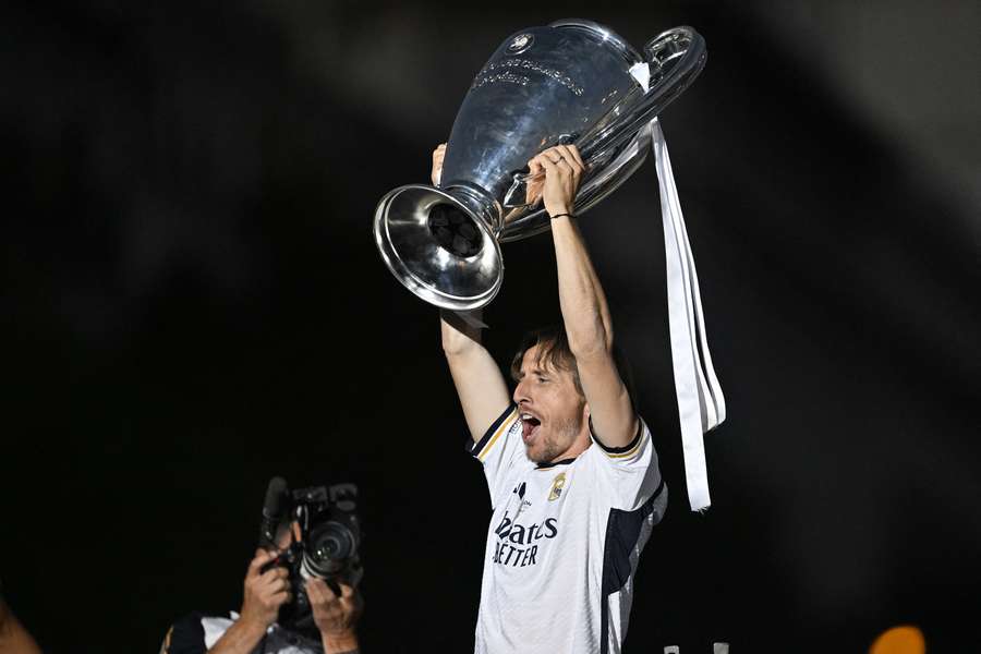 Modric hebt die Champions-League-Trophäe.