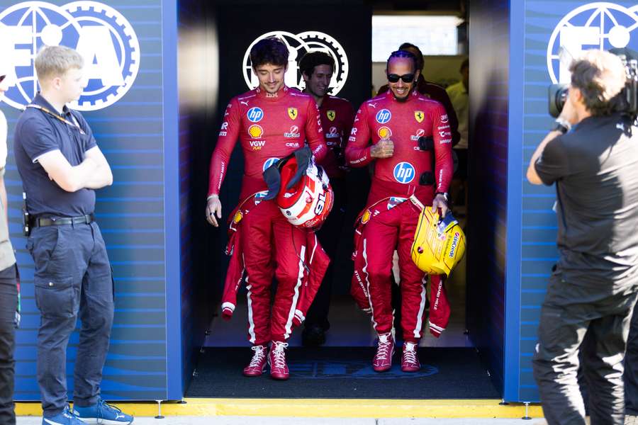 Lewis Hamilton e Charles Leclerc prontos para entrar em pista na Austrália