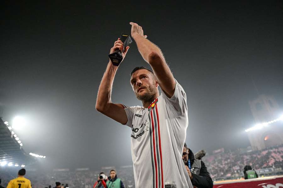 Vardy s cenou pro hráče zápasu. Vardy s cenou pro hráče zápasu.