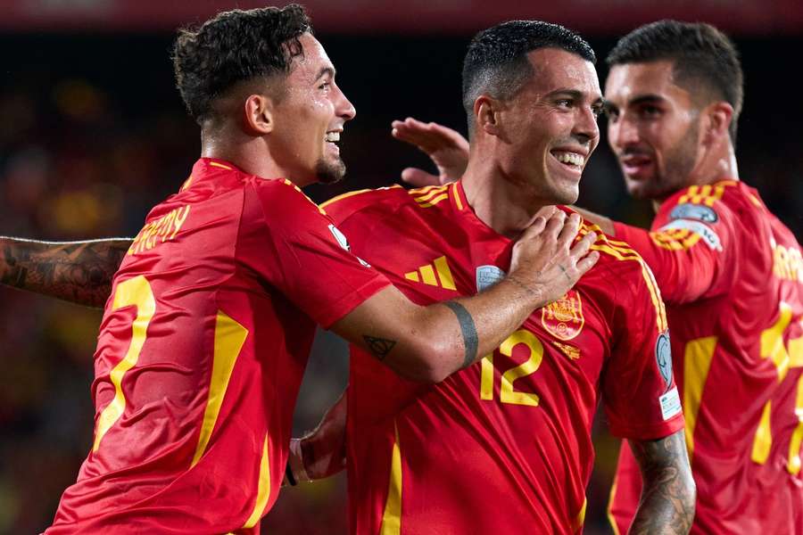 Yeremy Pino, Pedro Porro y Ferran Torres celebran un gol de España