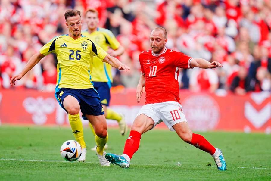 Christian Eriksen marcou e assistiu para a Dinamarca