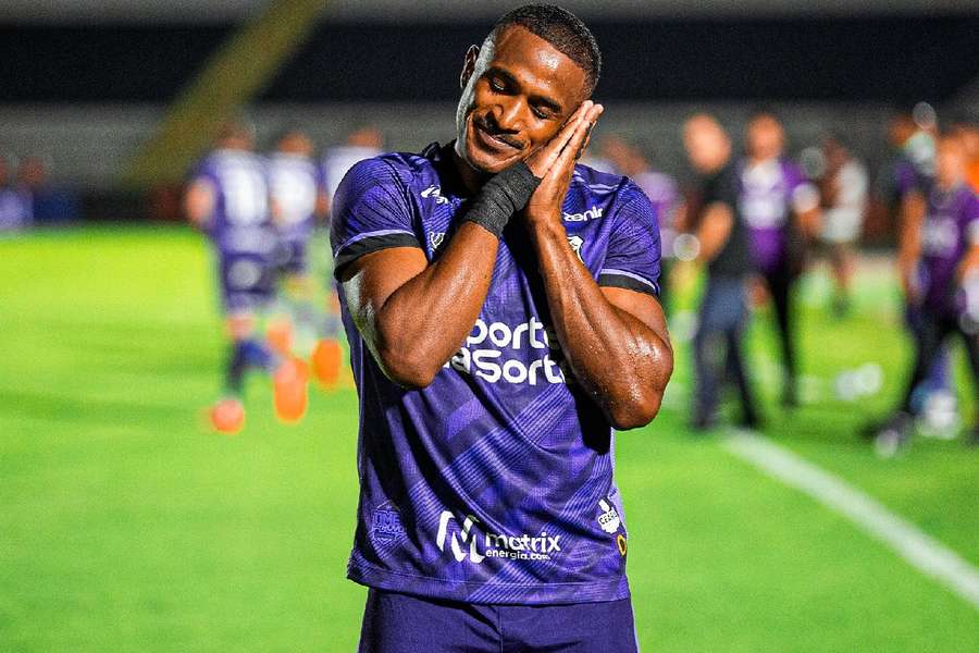 Saulo Mineiro fez três gols na goleada do Ceará sobre o Botafogo-SP