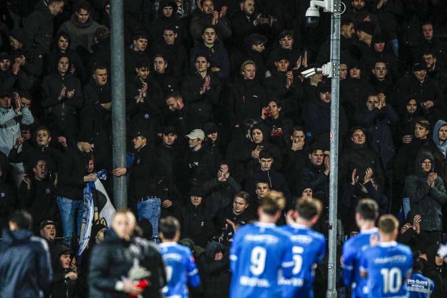 De spelers van FC Den Bosch bedanken hun eigen publiek