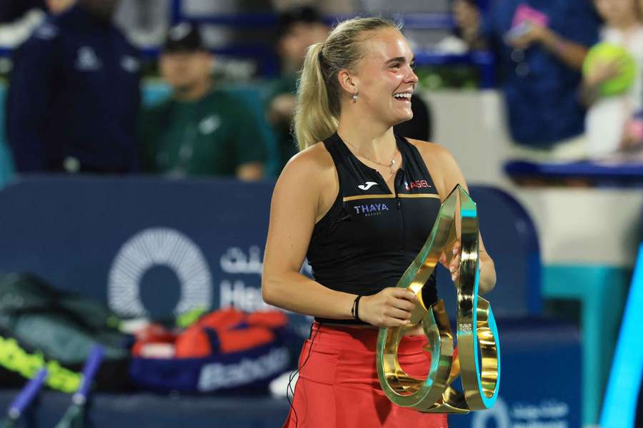 Bejlek s trofejí pro vítězku.