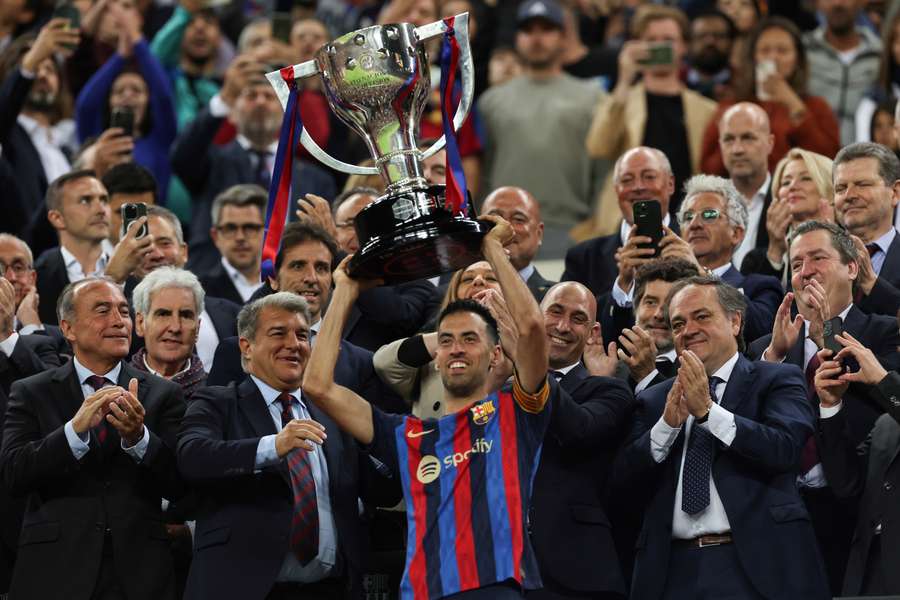 Busquets odbiera trofeum za mistrzostwo ligi w loży Camp Nou.