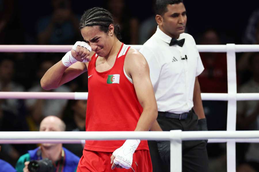 Imane Khelif is met haar plaats in de halve finale verzekerd van een medaille