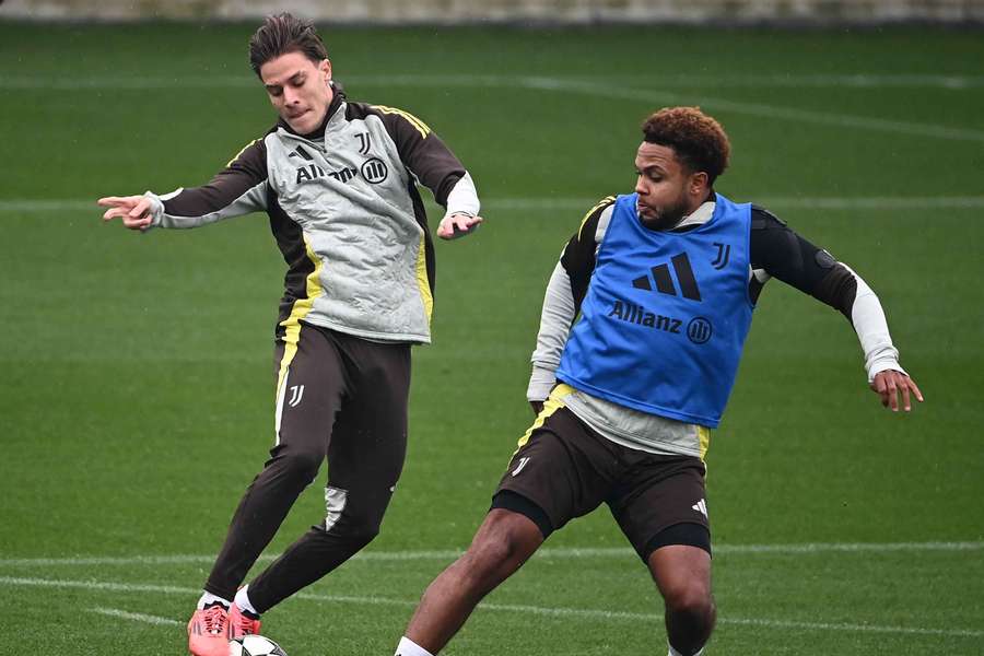 McKennie en el entrenamiento con Fagioli