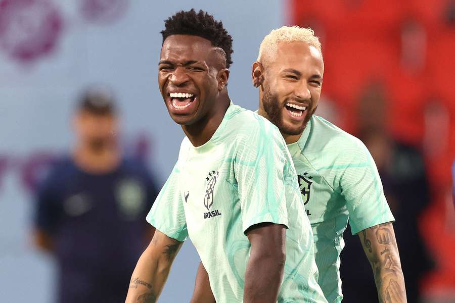 Neymar y Vinicius Jr sonríen durante la disputa del Mundial de Catar