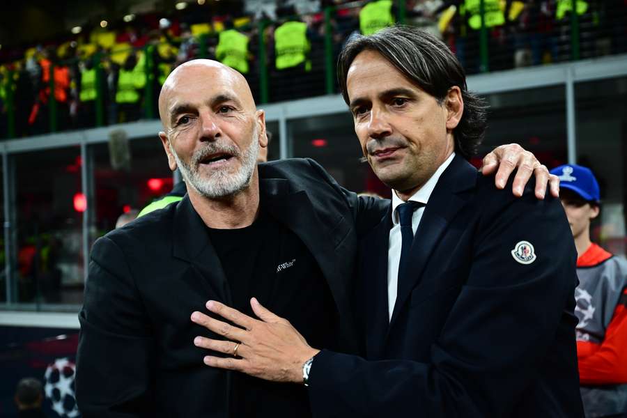 El entrenador italiano del AC Milan, Stefano Pioli (i), y el entrenador italiano del Inter de Milán, Simone Inzaghi, se abrazan.